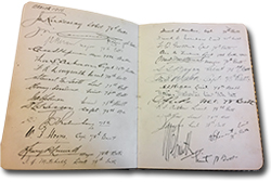 un page du carnet d’autographes avec signatures de personnel militaire de haut niveau accompagnées de leurs rangs et  unités